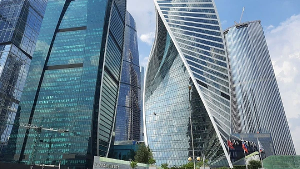 Saiba como o vidro curvado a frio protege a Evolution Tower das temperaturas extremas de Moscou