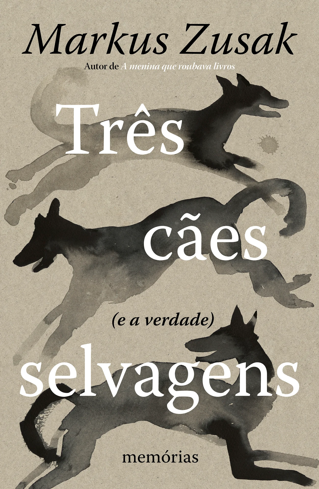 Três cães selvagens (e a verdade), de Markus Zusak (Intrínseca). Para leitores que desejam saber mais sobre Markus Zusak, autor do fenômeno A menina que roubava livros, os cachorros da sua família são um ótimo ponto de partida. Em sua primeira obra de não ficção, o escritor conta como sua vida mudou após acolher três cães enormes, selvagens e durões resgatados da rua. por Reprodução