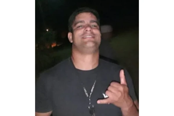 Túlio morreu tentando salvar os filhos em praia por Reprodução