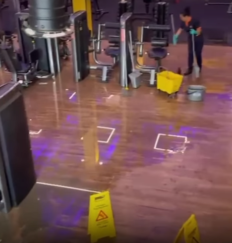 Vazamento de esgoto em unidade da SmartFit em Salvador por Reprodução