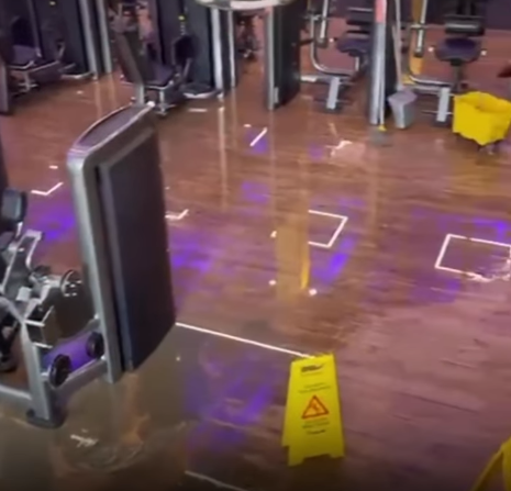 Vazamento de esgoto em unidade da SmartFit em Salvador por Reprodução