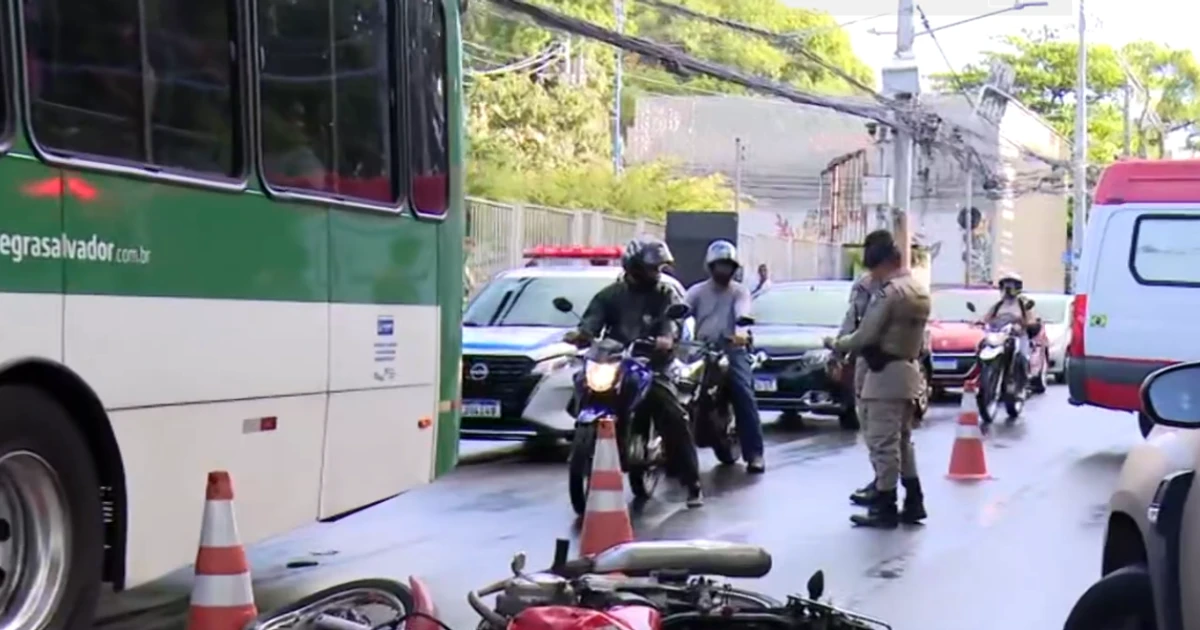 Imagem - Motociclista morre ao cair de moto e ser atropelado por ônibus da Ufba em Salvador