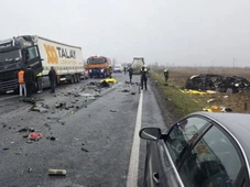 Imagem - Colisão entre micro-ônibus e carreta deixa sete torcedores mortos