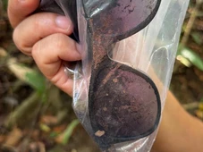 Imagem - Óculos, camisa e estojos de pistola ligam ossada a ambulante mineiro desaparecido; veja