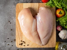 Imagem - A cor da carne do frango pode indicar risco à saúde; veja qual delas evitar