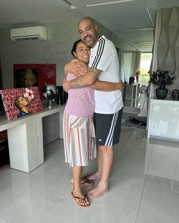 Adriano Imperador e a mãe por Reprodução/Redes Sociais 