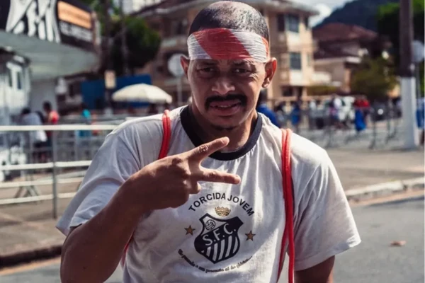 Alex Acarajé foi atropelado por carro blindado da PM por Reprodução