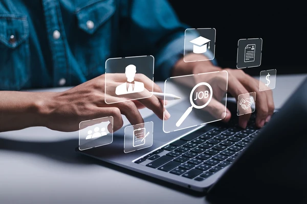 As posições contemplam diferentes áreas de atuação e incluem formatos de trabalho presencial, remoto e híbrido
