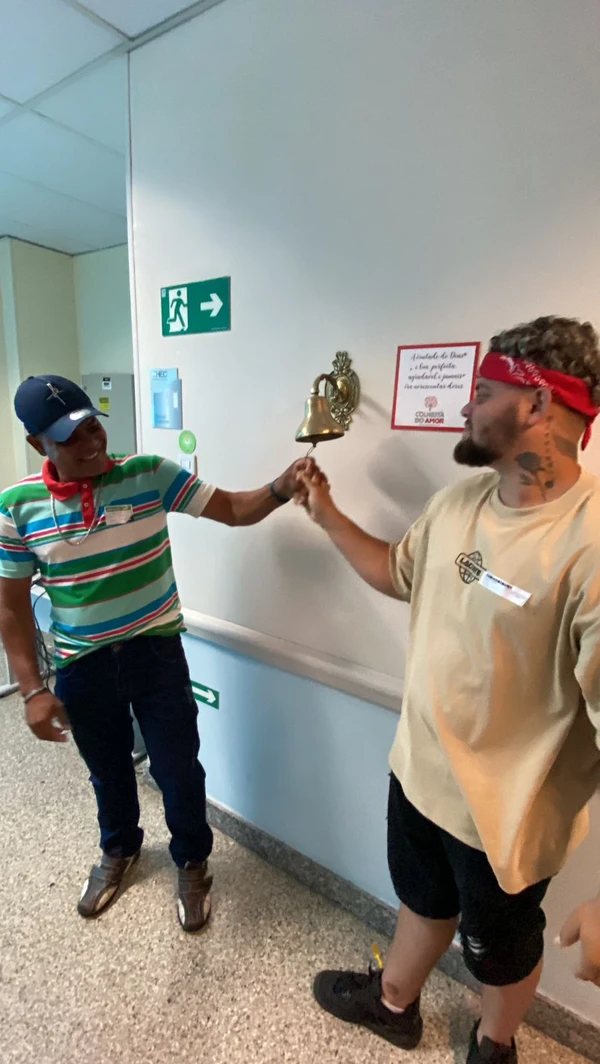 Endio Silva tocou sino após encerrar tratamento por Divulgação