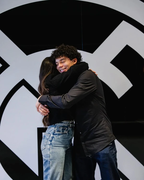 Enzo celebrou com a mãe por Reprodução