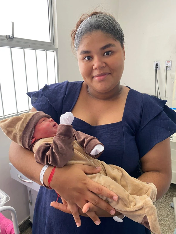 Evine Nunes com filho Hector por Divulgação