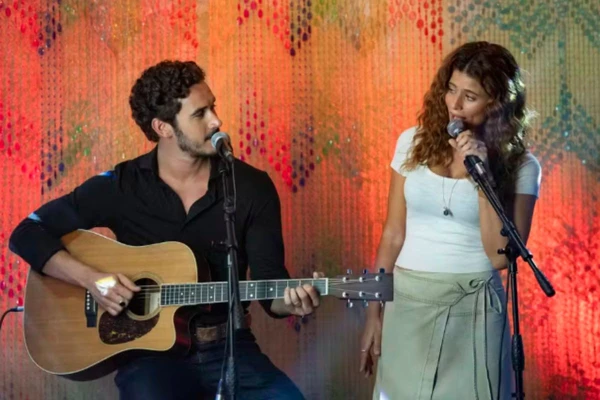 João Raul (Filipe Bragança) e Agrado (Isadora Cruz) cantam juntos em 'Coração Acelerado'