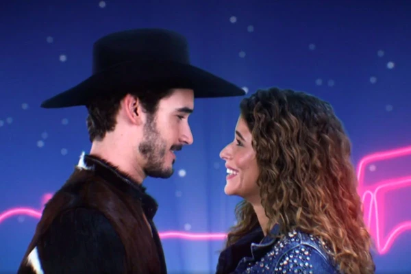 João Raul (Filipe Bragança) e Agrado (Isadrora Cruz) vivem romance em 'Coração Acelerado'