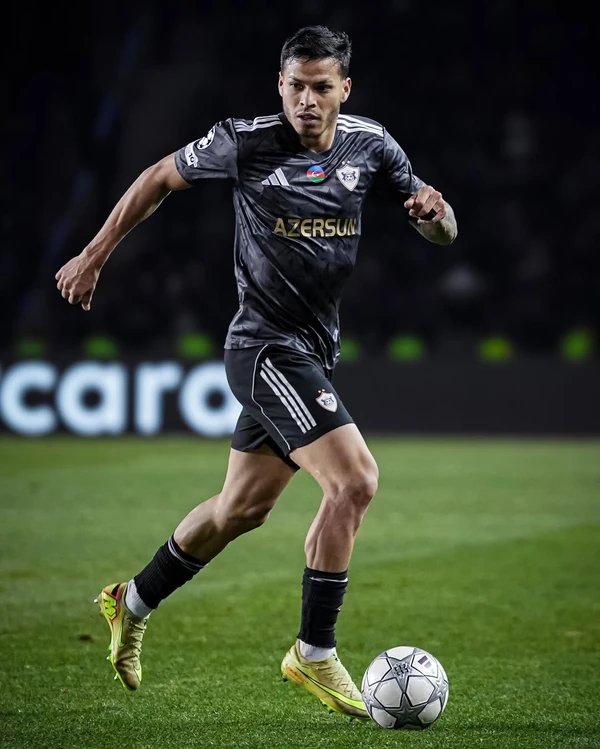 Matheus em ação pelo Qarabag por Dilvulgação/Qarabag