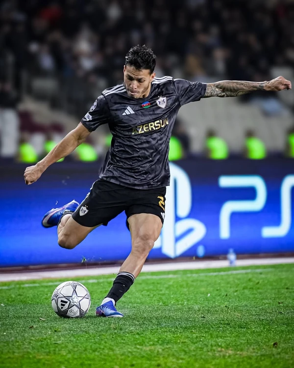 Matheus em ação pelo Qarabag por Dilvulgação/Qarabag