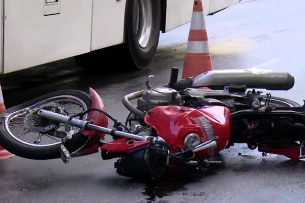 Motociclista foi atropelado ao derrapar e cair na pista por Reprodução/TV Bahia