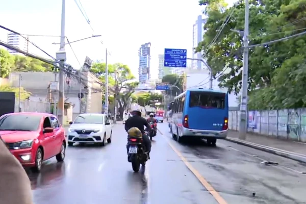 Motociclista foi atropelado ao derrapar e cair na pista por Reprodução/TV Bahia