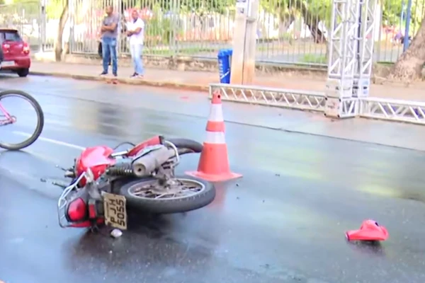 Motociclista foi atropelado ao derrapar e cair na pista por Reprodução/TV Bahia