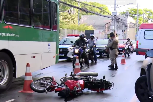 Motociclista foi atropelado ao derrapar e cair na pista por Reprodução/TV Bahia