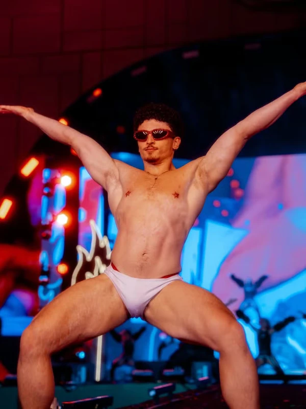 O dançarino Riquencio, de Pedro Sampaio, chamou atenção no 'BBB 26' por Reprodução/Redes Sociais 