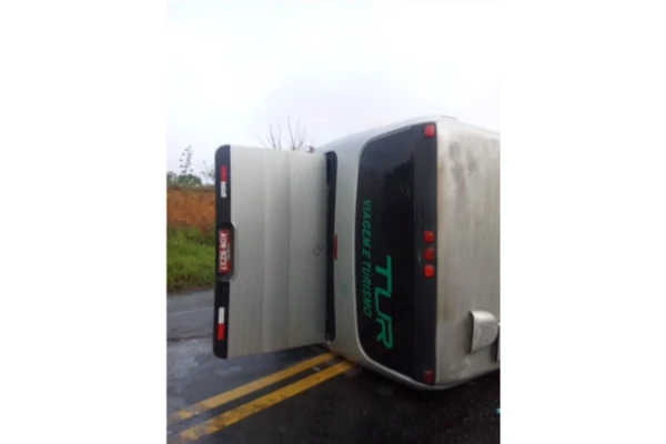 Ônibus tombou em estrada e interrompeu a circulação de veículos por Reprodução