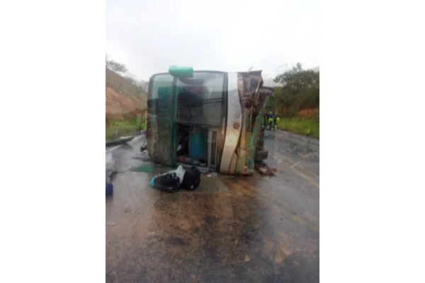 Ônibus tombou em estrada e interrompeu a circulação de veículos por Reprodução