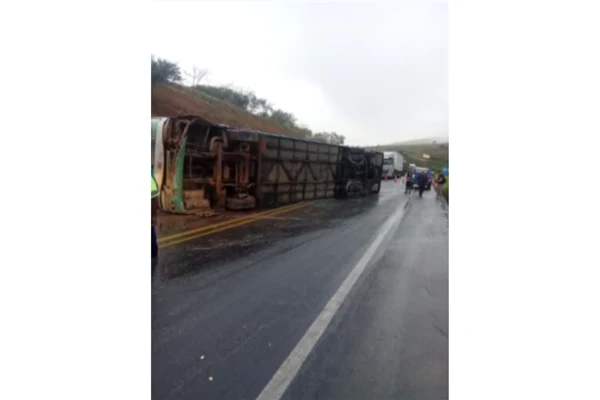 Ônibus tombou em estrada e interrompeu a circulação de veículos por Reprodução