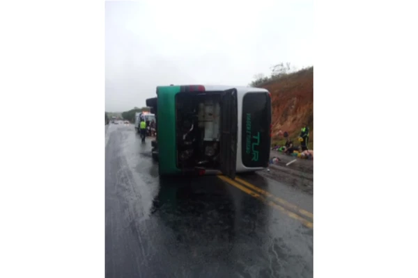 Ônibus tombou em estrada e interrompeu a circulação de veículos por Reprodução
