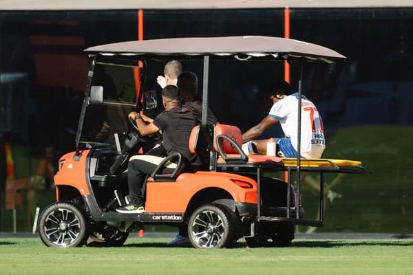 Ruan Pablo deixando o gramado do Barradão após lesionar o tornozelo 