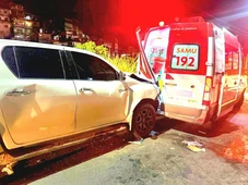 Imagem - Motorista idoso com sinais de embriaguez bate em ambulância e é preso em Salvador