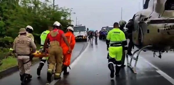 Aeronave pousou na pista para resgatar policial após acidente por Divulgação/PM