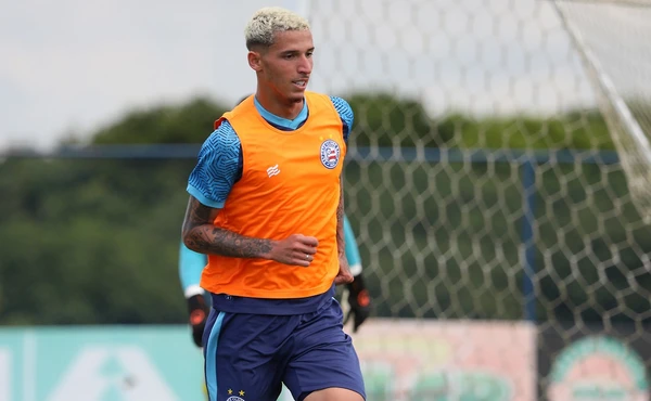 Arthur Sales com a camisa do Bahia por Felipe Oliveira/EC Bahia