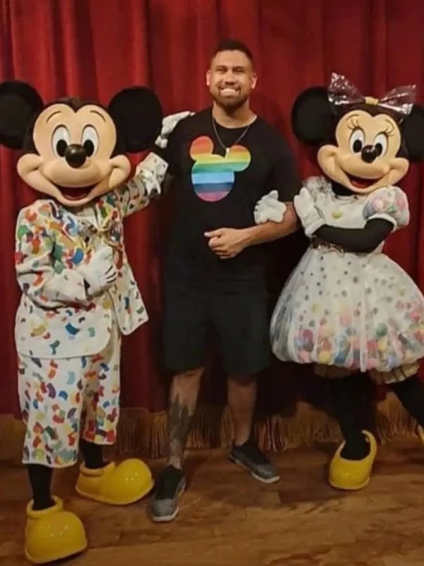 Brigido, do BBB 26, em foto antiga com estampa da bandeira do arco-íris em blusa por Reprodução