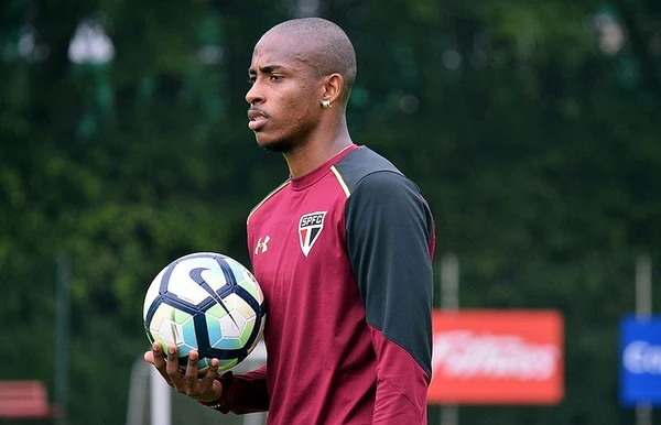 Denilson com a camisa do São Paulo por Érico Leonan/SPFC