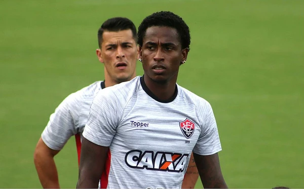 Denilson com a camisa do Vitória