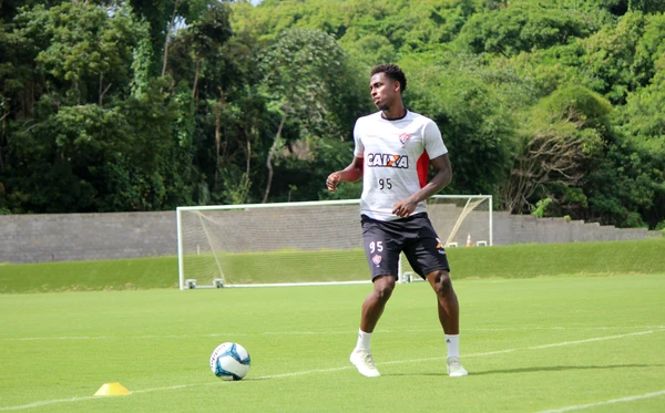 Denilson com a camisa do Vitória por  Maurícia da Matta/EC Vitória