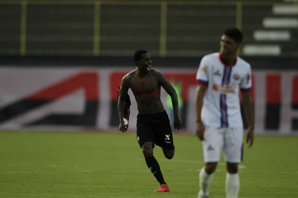 Denilson com a camisa do Vitória por Arisson Marinho/CORREIO