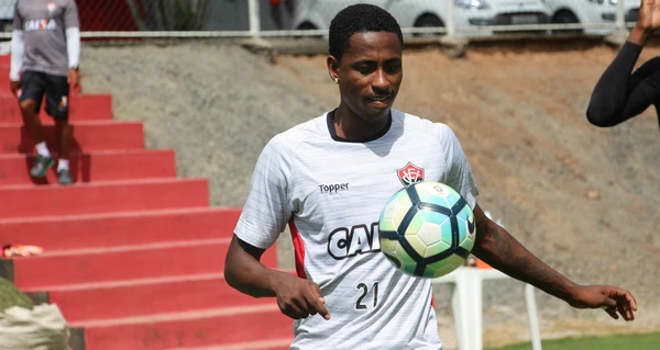 Denilson com a camisa do Vitória por  Maurícia da Matta/EC Vitória