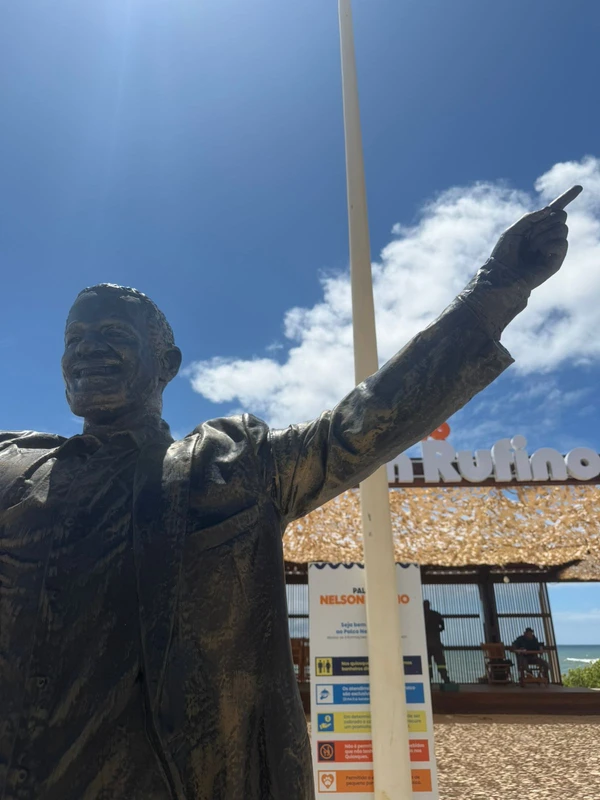Estátua de Nelson Rufino, feita em fibra de vidro e cobre por Gabriela Cruz/CORREIO