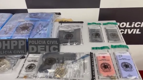 Itens encontrados em 'bunker' do tráfico em Feira de Santana por Divulgação