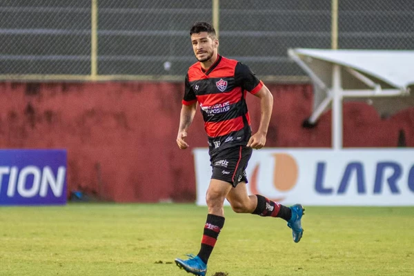 Marcinho em ação pelo Vitória