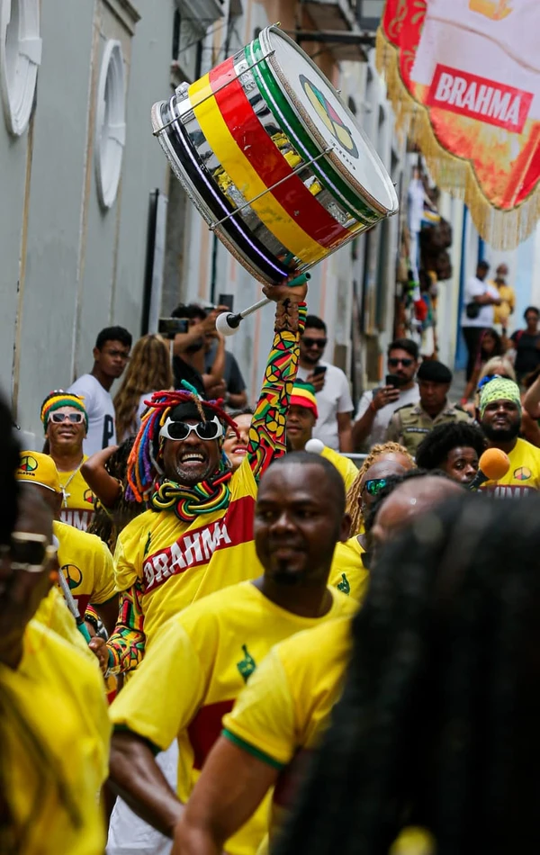 Olodum convoca Ancelotti a conhecer Carnaval de Salvador em ação da Brahma por Arisson Marinho/CORREIO