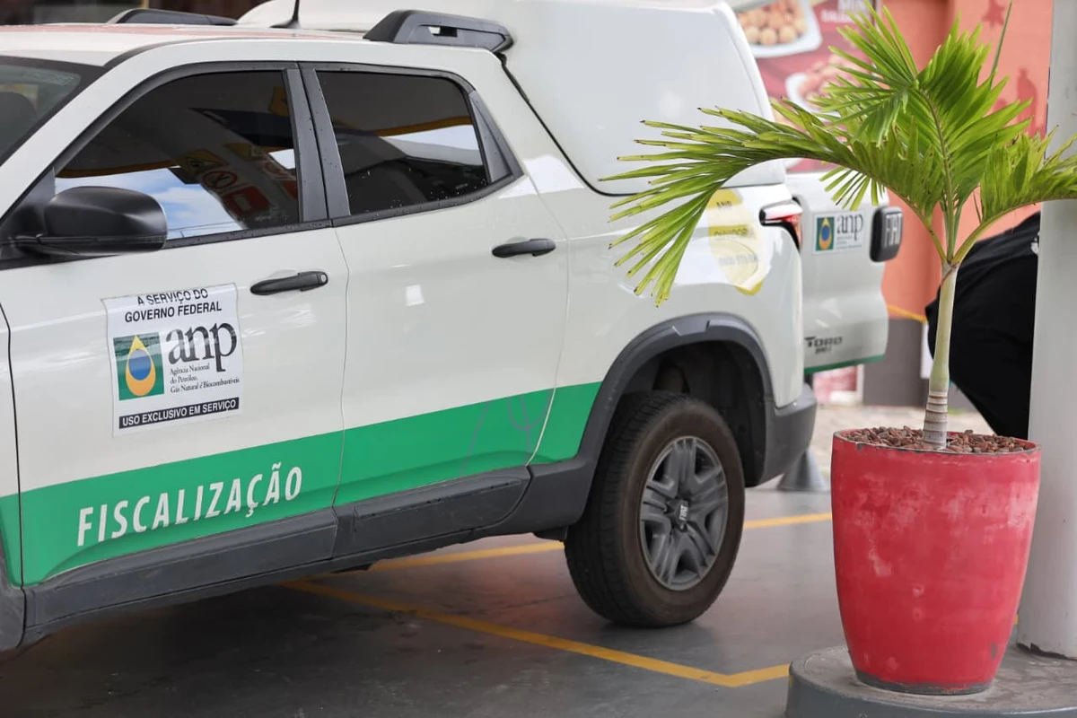 Polícia Civil faz operação em postos de combustíveis na RMS por Bruno Ricardo/Divulgação