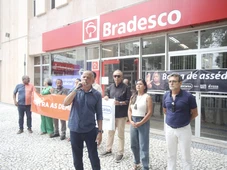 Imagem - Bancários paralisam agência do Bradesco de Salvador em protesto contra demissões