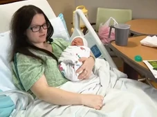 Imagem - Mulher dá à luz no trabalho sem saber que estava grávida