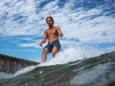 Imagem - Surfista brasileiro morre em acidente de moto durante viagem para competição internacional