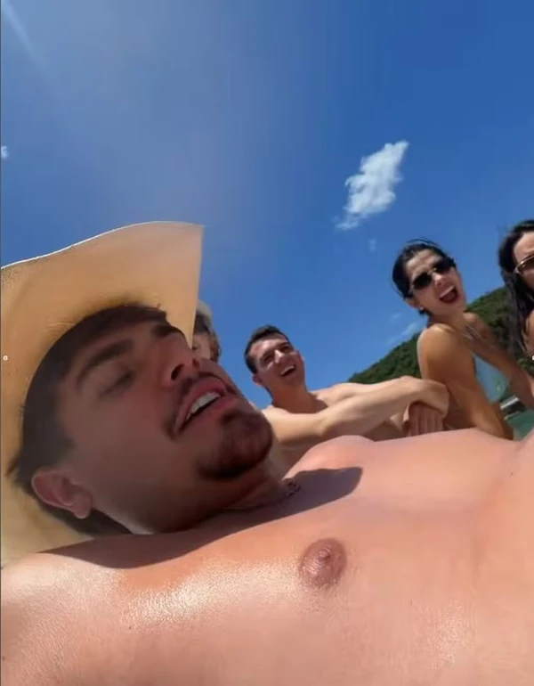 Ana Castela e amigos na lancha em SC por Reprodução/Redes Sociais 