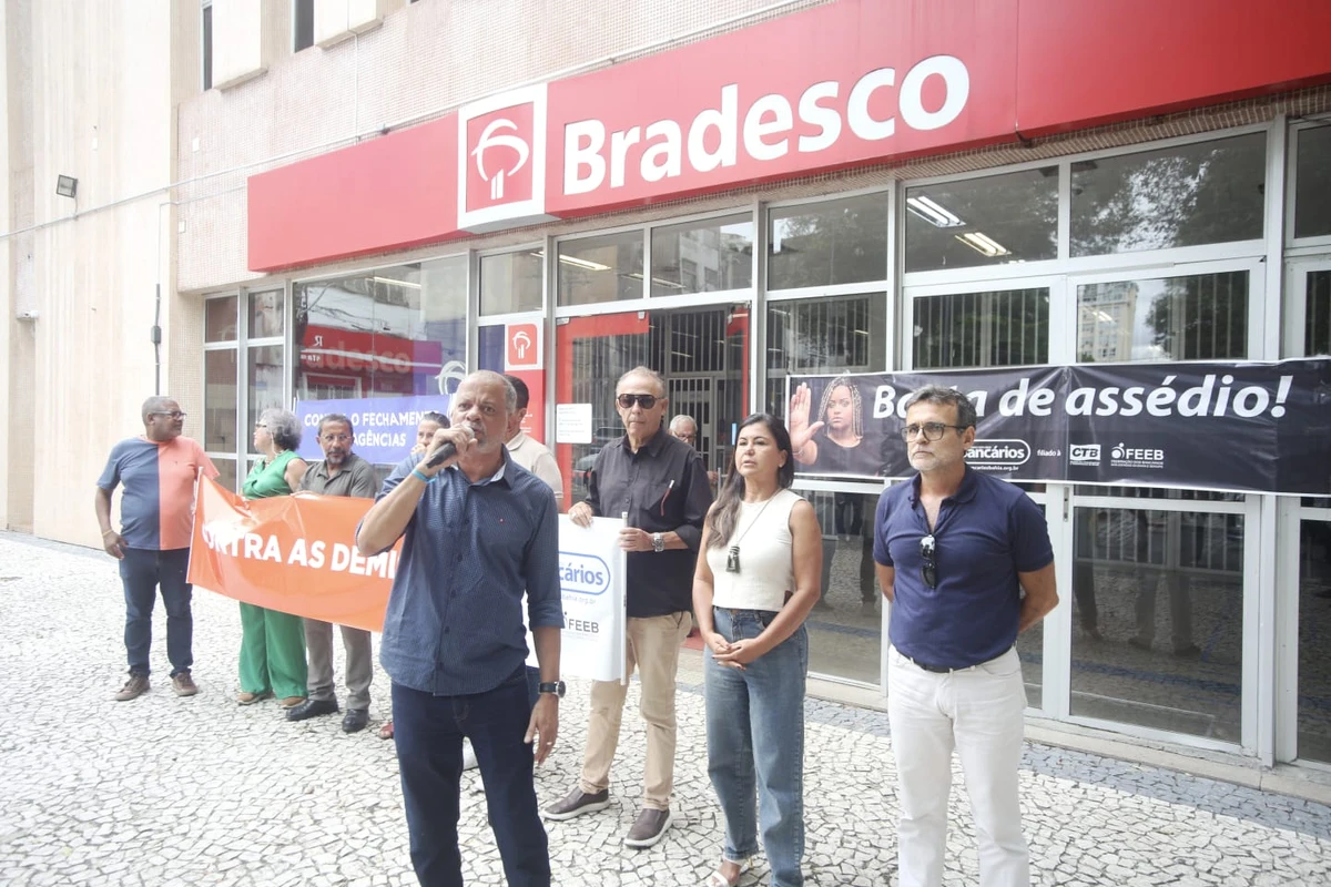 Bancários protestam contra demissões e fechamentos de agências do Bradesco