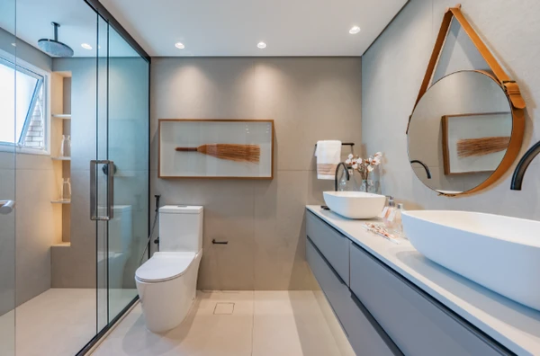 Vasos sanitários inteligentes dividem o espaço com modelos clássicos de chão por Reprodução