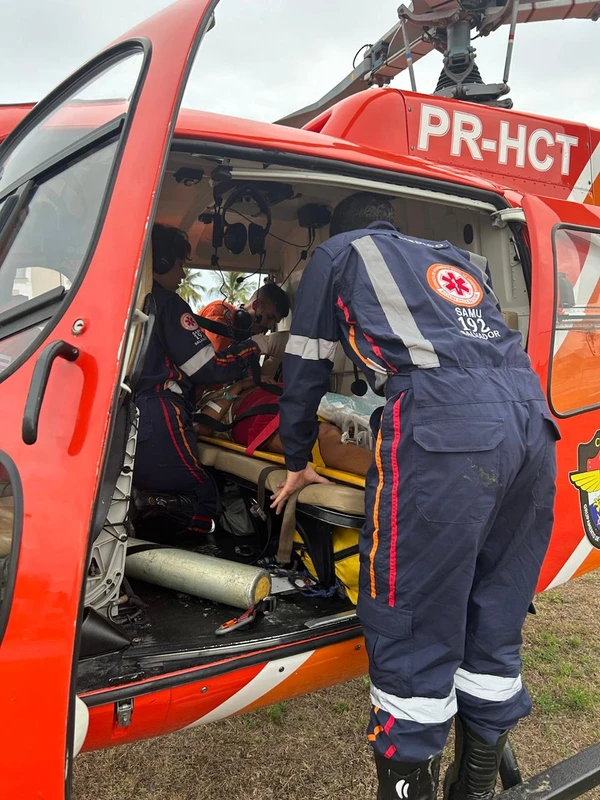 Bombeiros resgatam vítima de AVC na Ilha de Maré por Divulgação